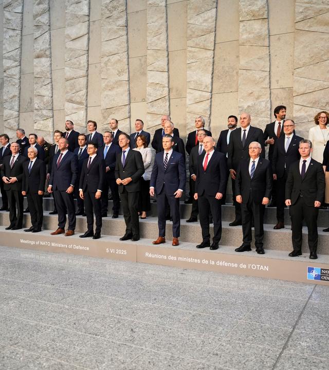 Minister und Militärvertreter posieren während eines Gruppenfotos der NATO-Verteidigungsminister im NATO-Hauptquartier in Brüssel, Donnerstag, 5. Juni 2025.