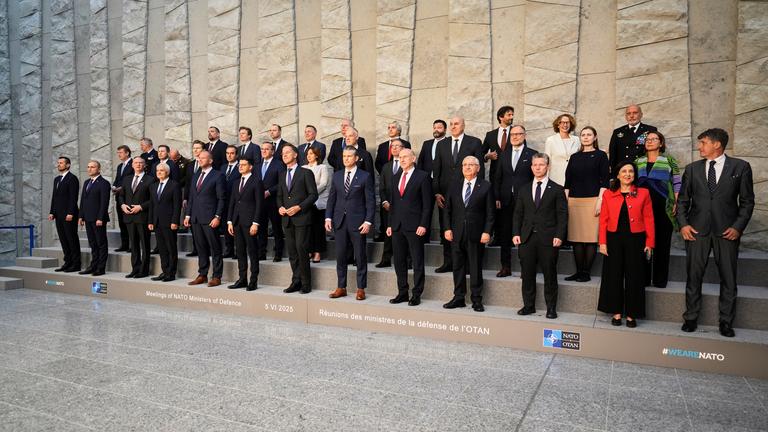 Minister und Militärvertreter posieren während eines Gruppenfotos der NATO-Verteidigungsminister im NATO-Hauptquartier in Brüssel, Donnerstag, 5. Juni 2025.