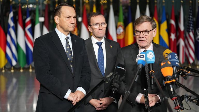 Belgien, Brüssel: Der deutsche Außenminister Johann Wadephul (r-l), der norwegische Außenminister Espen Barth Eide und der polnische Außenminister Radoslaw Sikorski geben eine gemeinsame Erklärung ab, als sie zu einem Treffen der Nato-Außenminister im Nato-Hauptquartier eintreffen.