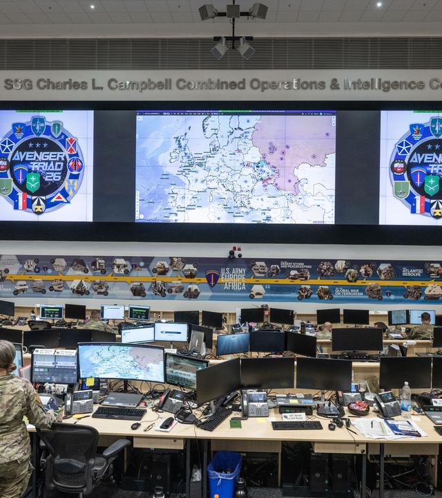 Soldaten unterschiedlicher Nationen arbeiten im Mission Command-Center in der Clay-Kaserne in Wiesbaden an Monitoren bei der NATO-Übung Avenger Triad 26.