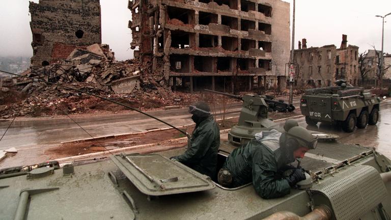 Spanische IFOR-Soldaten patrouillieren an der Grenzlinie zwischen Ost-und Westmostar.