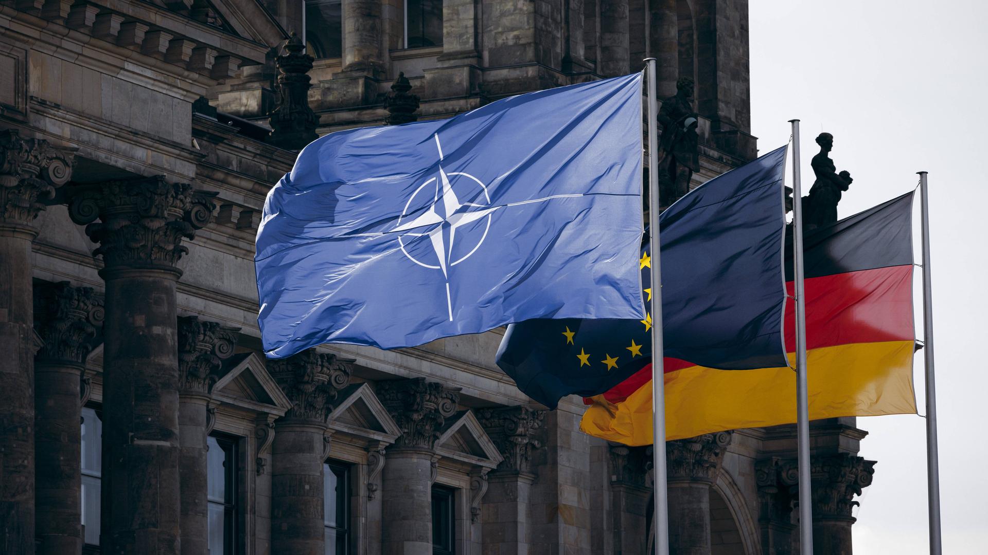 Die Flagge der NATO, Europas und der Bundesrepublik Deutschland aufgenommen am Reichstagsgebäude in Berlin, 04.04.2024.