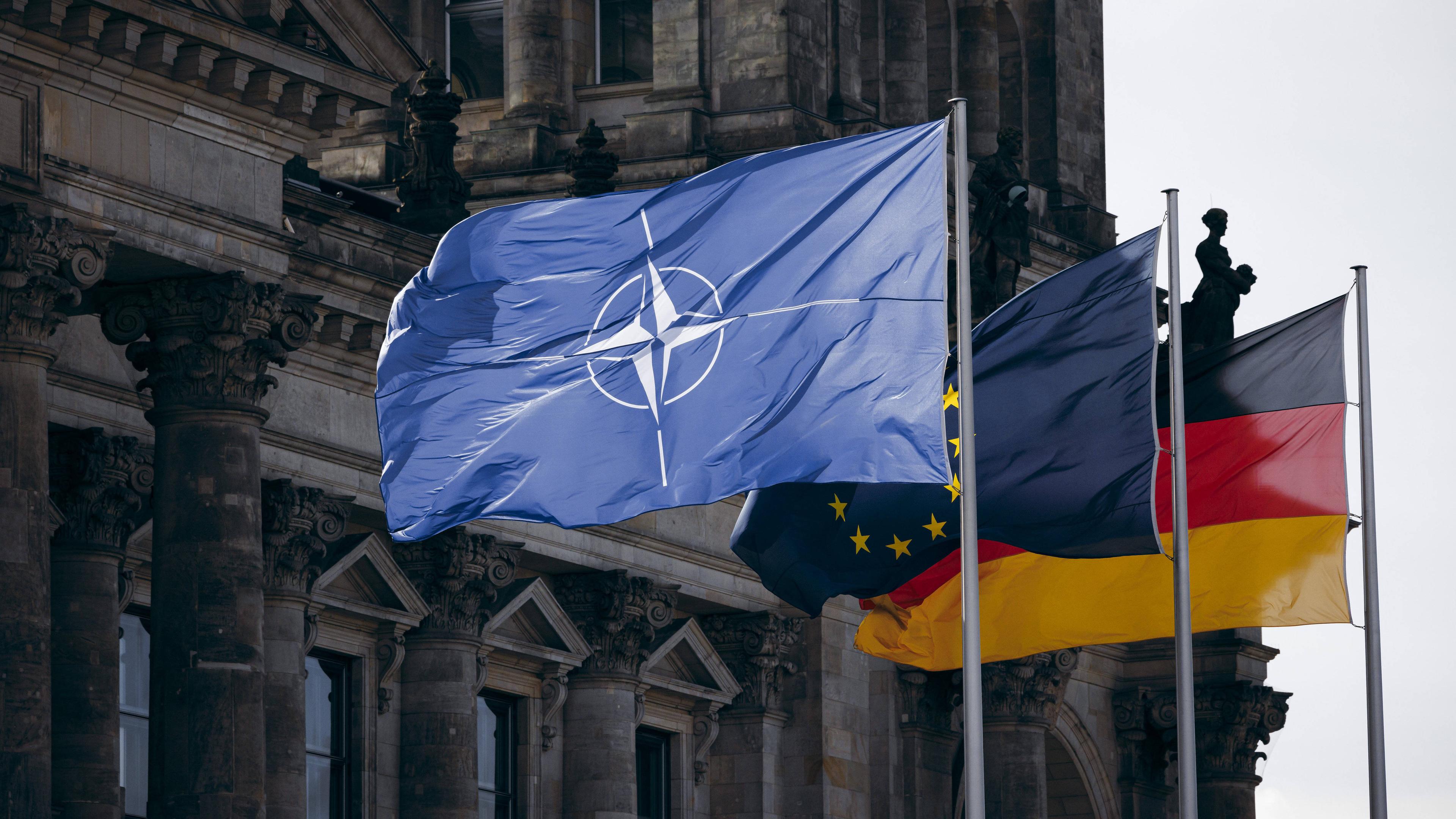 Die Flagge der NATO, Europas und der Bundesrepublik Deutschland aufgenommen am Reichstagsgebäude in Berlin, 04.04.2024.