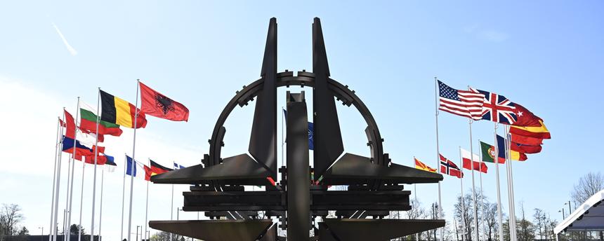 Das Nato-Symbol steht im Zentrum mit allen Flaggen der Mitgliedsnationen ringsum aufgestellt.