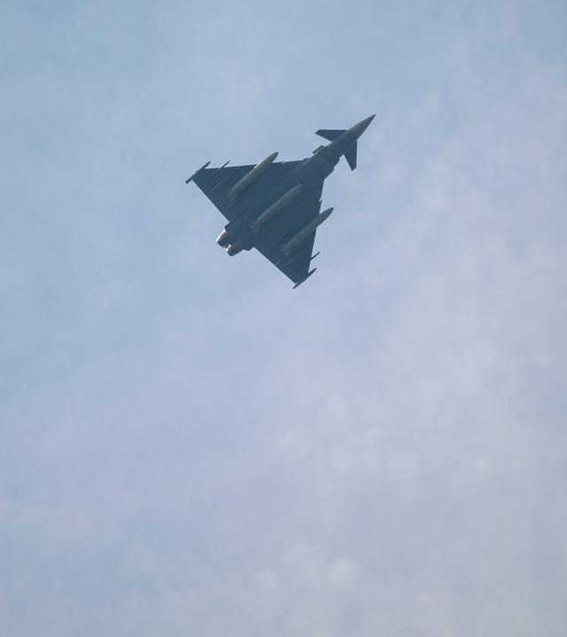 Ein Eurofighter der deutschen Luftwaffe absolviert einen Überflug während eines militärischen Ehrenzeremoniells vor Schloss Augustusburg.