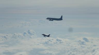 Ein Eurofighter (unten) und ein russisches Flugzeug Il-20M fliegen über der Ostsee. 