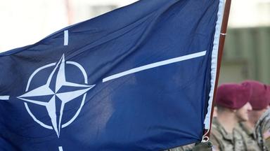 Archiv: Die NATO-Flagge flattert während der Ankunftszeremonie der US-Truppen in der Militärbasis Adazi, Lettland, am 25.02.2022