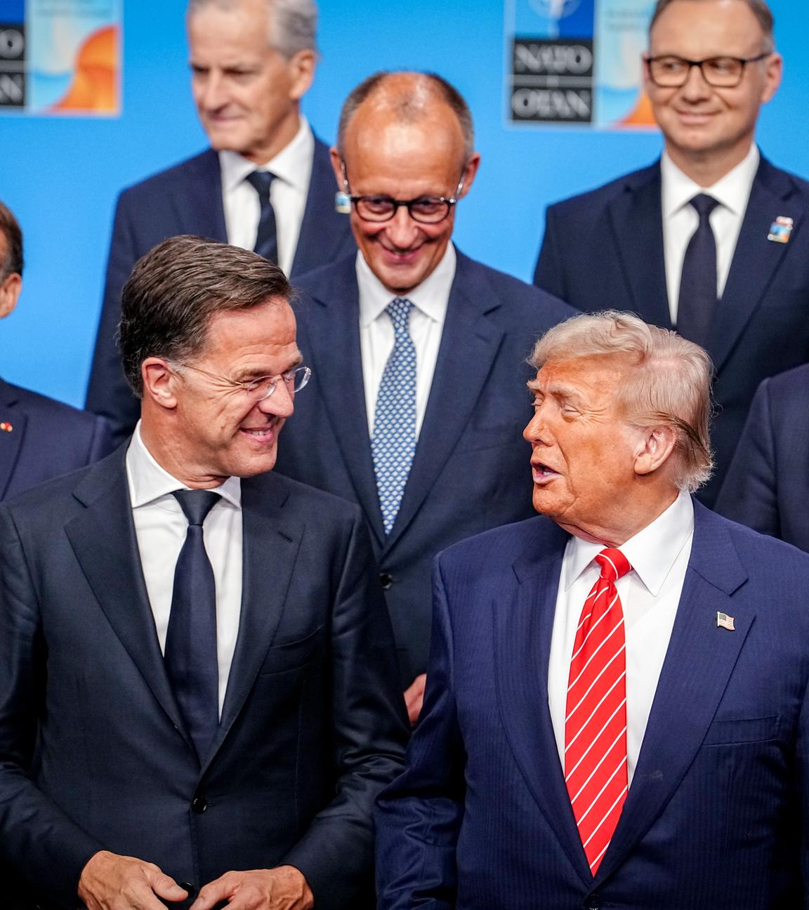 Emmanuel Macron, Mark Rutte, Friedrich Merz, Donald Trump und Kyriakos Mitsotakis stehen beim Nato-Gipfel für das Familienfoto zusammen.