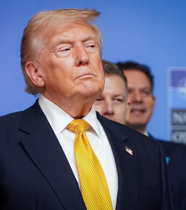 US-Präsident Donald Trump posiert vor Staats- und Regierungschefs ein Gruppenfoto beim NATO-Gipfel in Ankara.