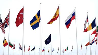 Die Flaggen der Nato-Mitglieder.