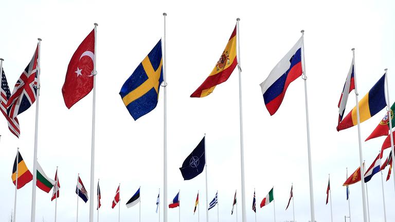Die Flaggen der Nato-Mitglieder.