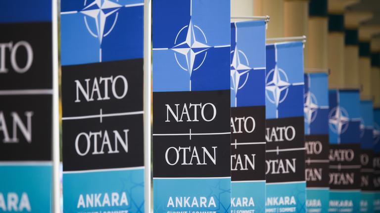 NATO-Flaggen beim Gipfel in Ankara