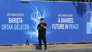 Türkei: Ankara: Ein Polizist patrouilliert vor einem Nato-Gipfel-Transparent.