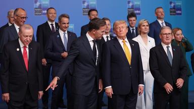 Staats- und Regierungschefs stellen sich auf dem NATO-Gipfel für ein Gruppenfoto auf.