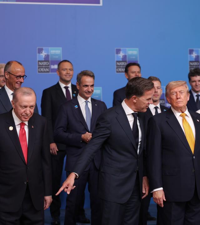 Staats- und Regierungschefs stellen sich auf dem NATO-Gipfel für ein Gruppenfoto auf.