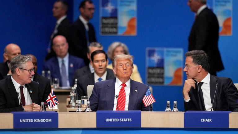US-Präsident Donald Trump (M) mit Keir Starmer (l.) und Mark Rutte (r.) in Den Haag 