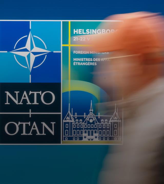 Ein Mann läuft am 21.05.2026 an einem Plakat zum NATO-Außenministertreffen in Helsingborg vorbei. 