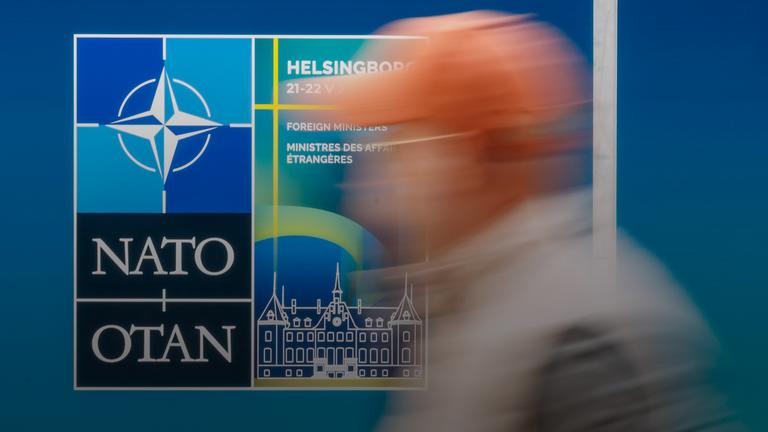 Ein Mann läuft am 21.05.2026 an einem Plakat zum NATO-Außenministertreffen in Helsingborg vorbei. 