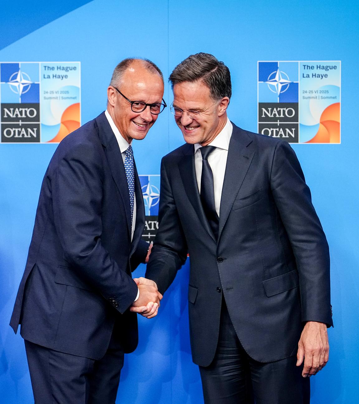 Bundeskanzler Friedrich Merz (M, CDU) wird von Mark Rutte (r), Generalsekretär der Nato, und Dick Schoof, Ministerpräsident der Niederlande, beim Nato-Gipfel empfangen.