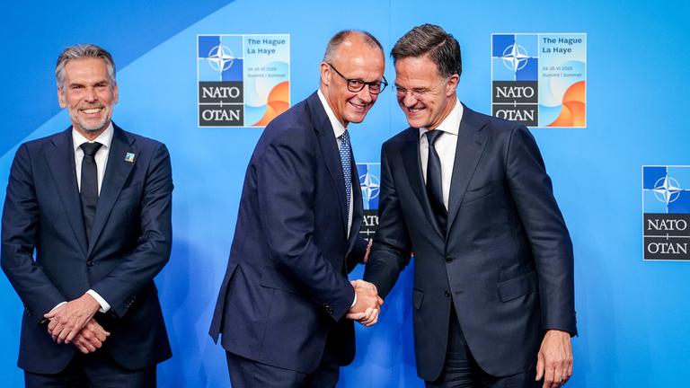 Bundeskanzler Friedrich Merz (M, CDU) wird von Mark Rutte (r), Generalsekretär der Nato, und Dick Schoof, Ministerpräsident der Niederlande, beim Nato-Gipfel empfangen.