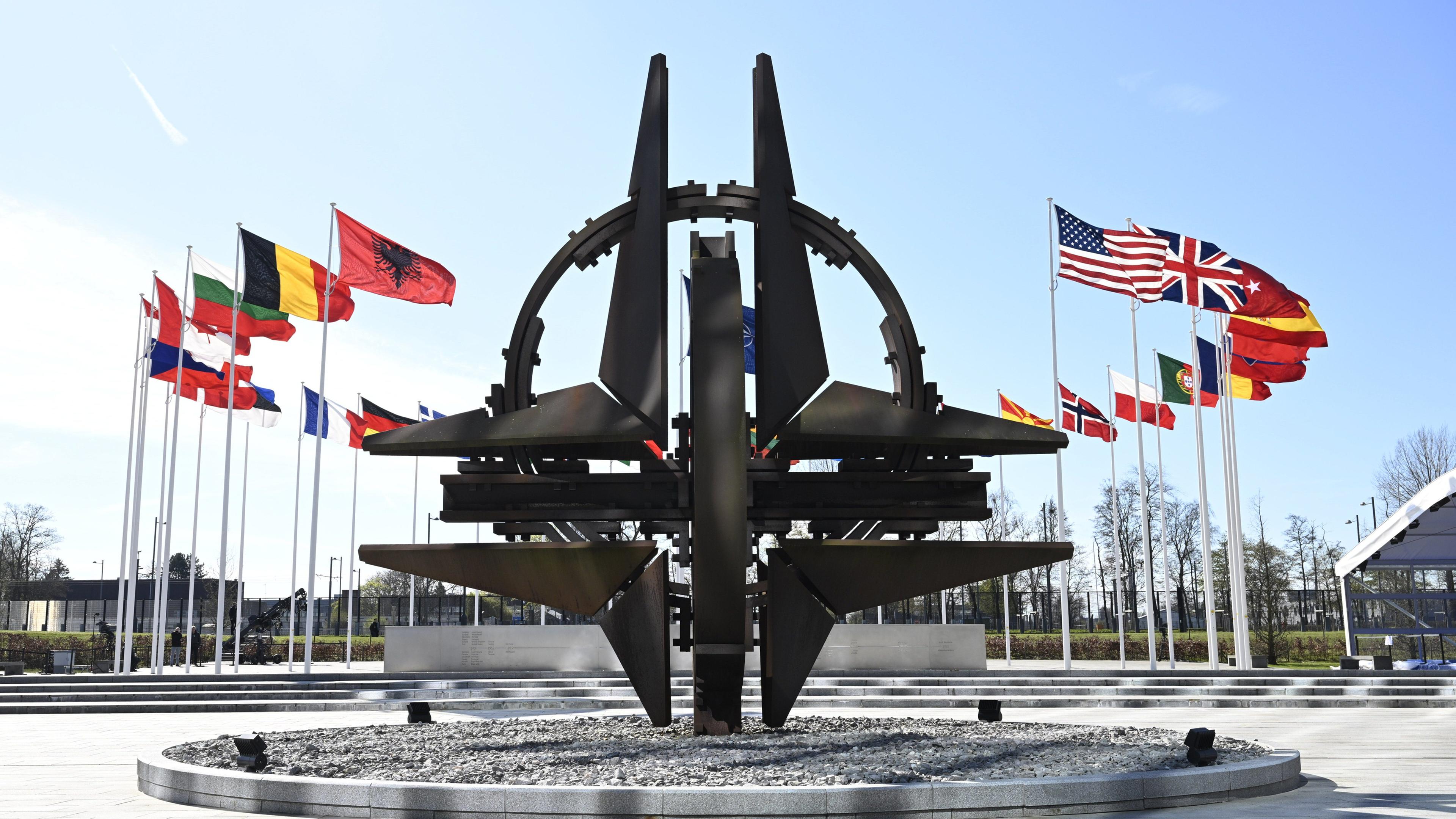 Belgien, Brüssel: Nationalflaggen wehen vor der Flaggenhissungszeremonie für den Beitritt Finnlands zur Nato, die im Rahmen des Nato-Außenministertreffens im Nato-Hauptquartier stattfindet. Archivbild