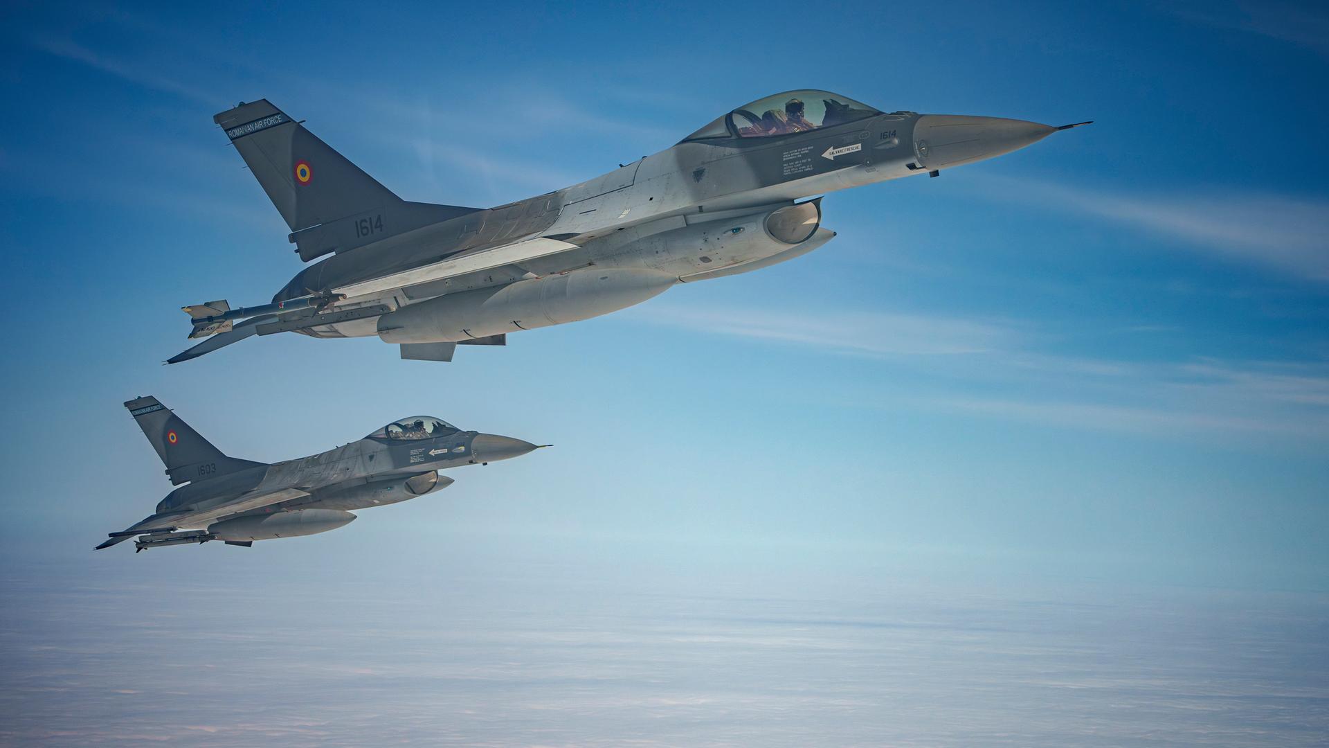 F-16-Kampfjets der rumänischen Luftwaffe eskortieren ein C-27J Spartan-Flugzeug während einer Luftpolizei-Übung über Ostrumänien. 