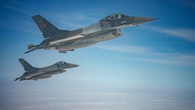 F-16-Kampfjets der rumänischen Luftwaffe eskortieren ein C-27J Spartan-Flugzeug während einer Luftpolizei-Übung über Ostrumänien. 