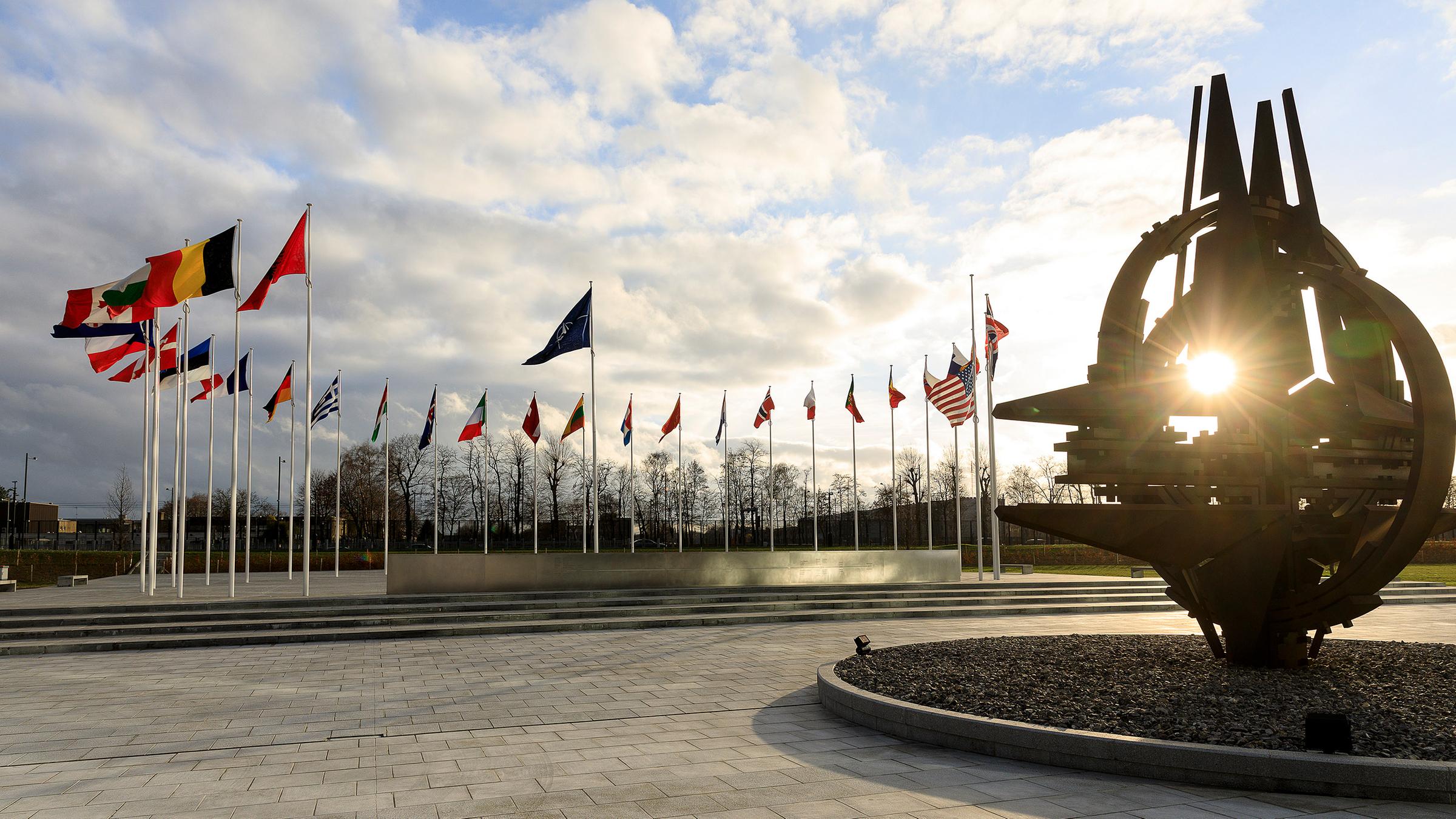 Archiv: Vorplatz des Nato-Hauptquartiers in Brüssel.