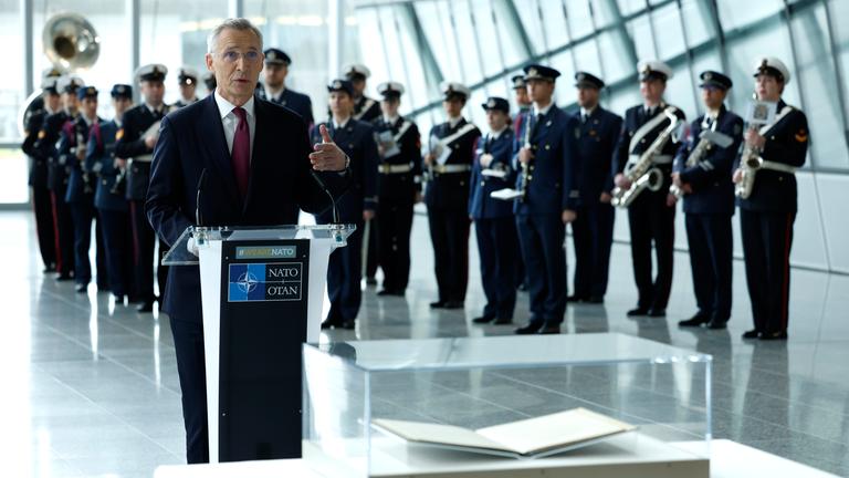 Belgien, Brüssel: Nato-Generalsekretär Jens Stoltenberg wendet sich während einer Zeremonie zum 75-jährigen Bestehen der Nato im Nato-Hauptquartier in Brüssel an das Publikum.