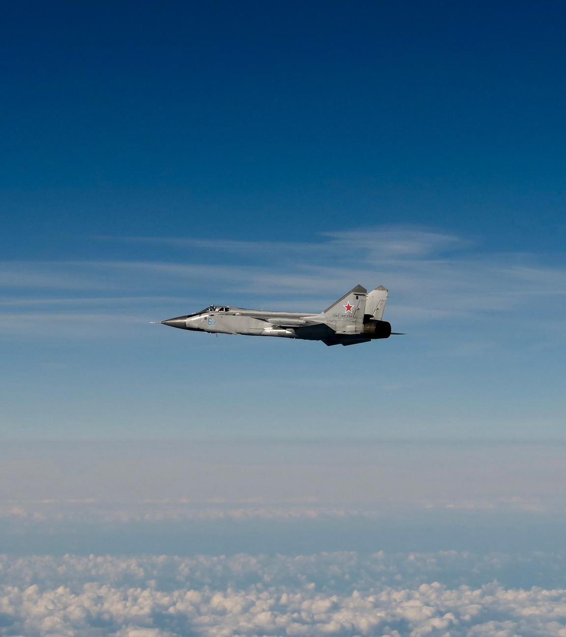Ein russisches Kampfjet in der Luft, blauer Himmel mit Wolken