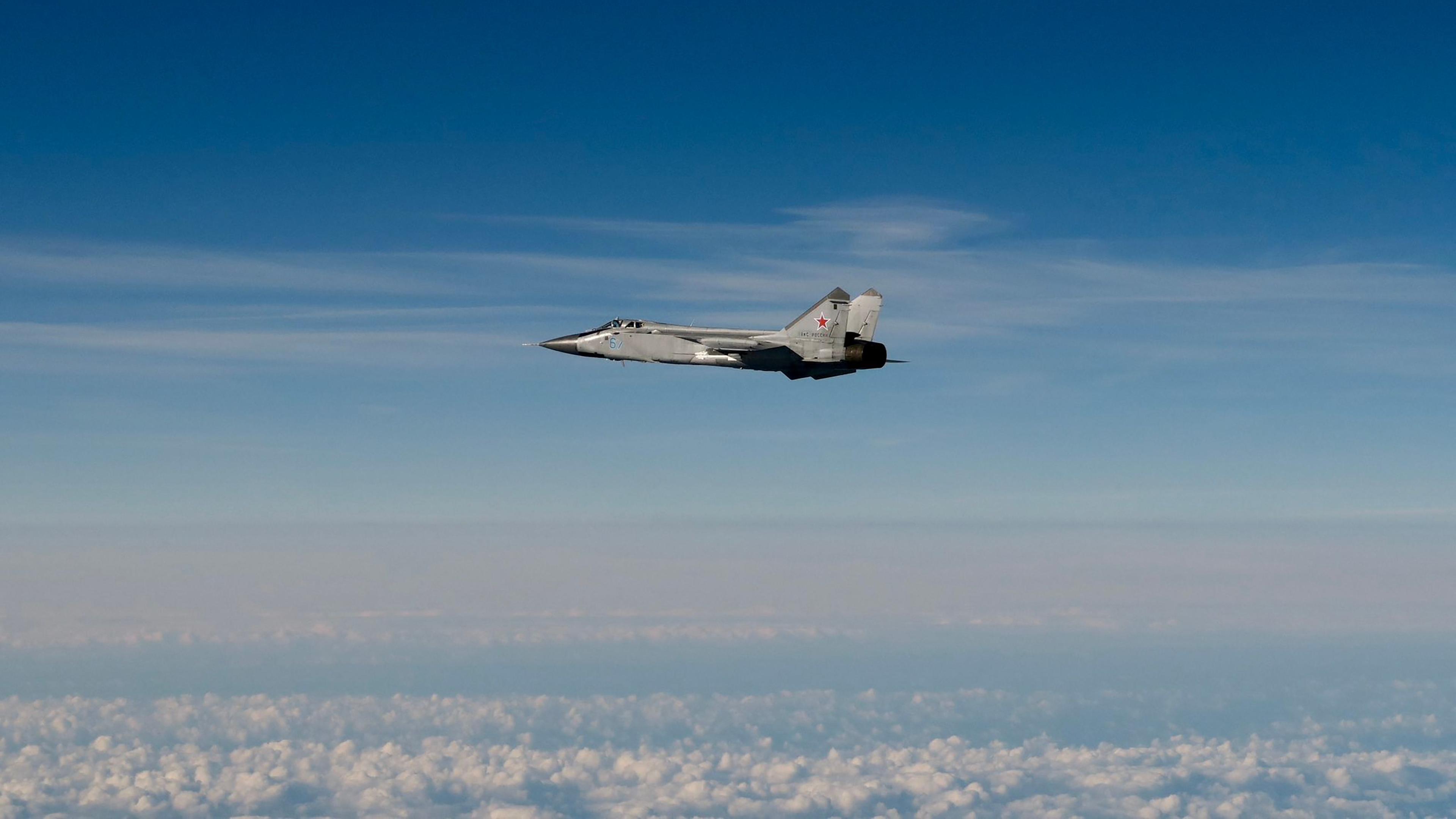 Ein russisches Kampfjet in der Luft, blauer Himmel mit Wolken