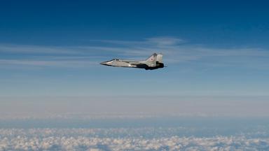Ein russisches Kampfjet in der Luft, blauer Himmel mit Wolken