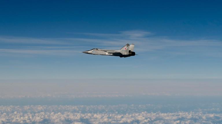 Ein russisches Kampfjet in der Luft, blauer Himmel mit Wolken