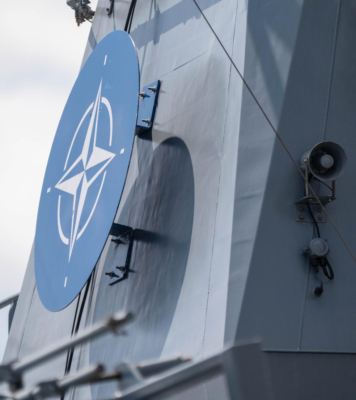 Das Nato Logo ist an einem Schiff am vor dem Großmanöver Baltops in der Ostsee zu sehen.