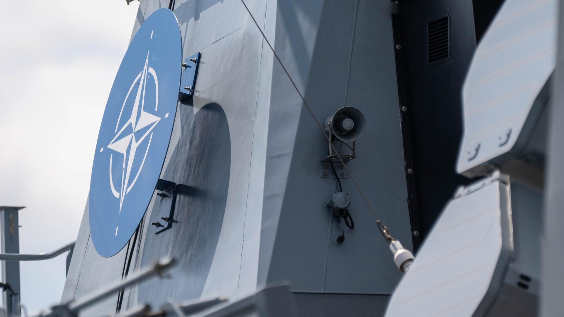 Das Nato Logo ist an einem Schiff am vor dem Großmanöver Baltops in der Ostsee zu sehen.