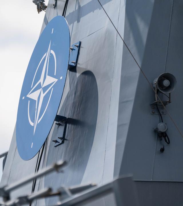 Das Nato Logo ist an einem Schiff am vor dem Großmanöver Baltops in der Ostsee zu sehen.