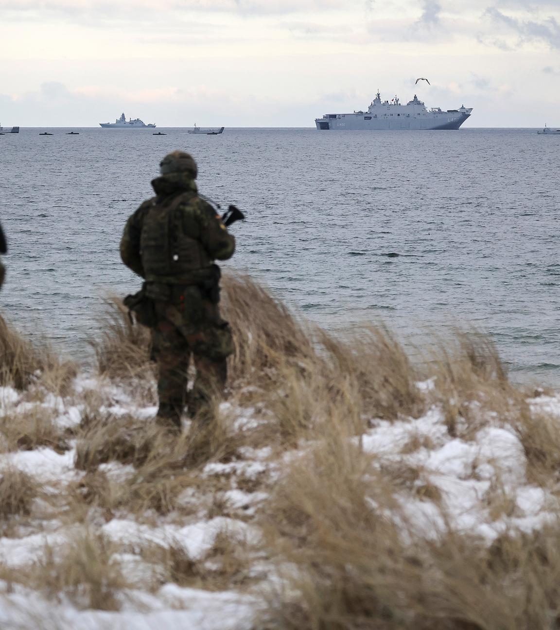 Soldaten der Bundeswehr stehen an der Küste auf dem bei einem Medientermin zum Nato-Manöver Steadfast Dart 26 auf dem Truppenübungsplatz Putlos, aufgenommen am 11.02.2026