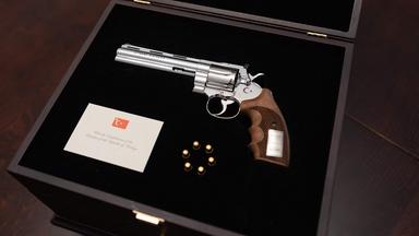 Ein vom türkischen Präsidenten Recep Tayyip Erdoğan an Litauens Präsident Gitanas Nausėda verschenkter Revolver mit Namensgravur und scharfer Munition. Aufgenommen in Vilnius. 9. Juli 2026.