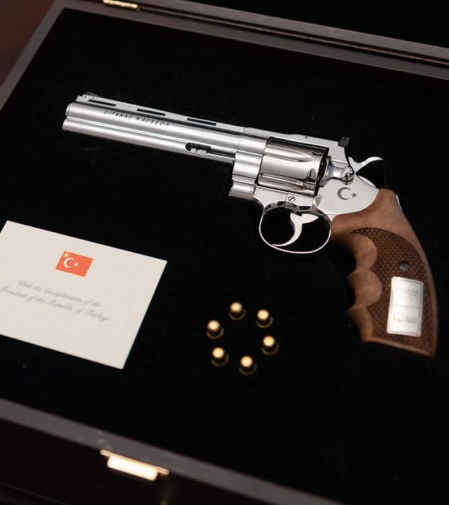 Ein vom türkischen Präsidenten Recep Tayyip Erdoğan an Litauens Präsident Gitanas Nausėda verschenkter Revolver mit Namensgravur und scharfer Munition. Aufgenommen in Vilnius. 9. Juli 2026.
