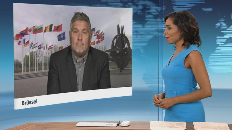 Moderatorin im Schaltgespräch mit ZDF-Korrespondent Andreas Stamm