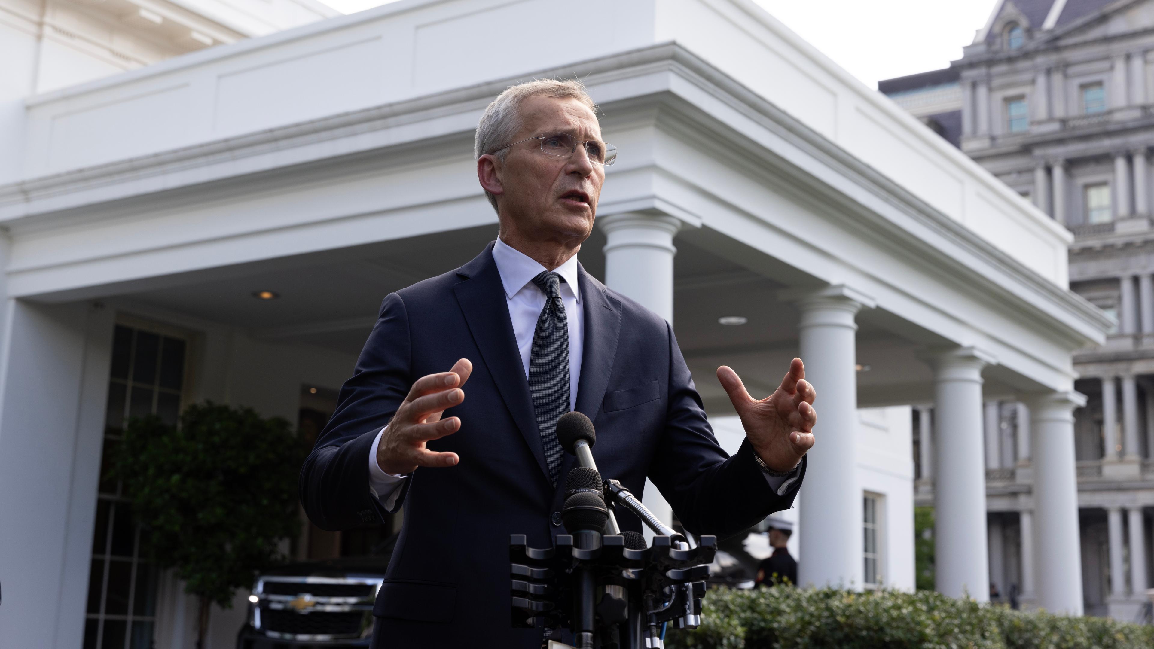 Nato-Generalsekreatär Stoltenberg spricht zu Journalisten vor dem Weißen Haus. 