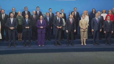 NATO-Außenminister posieren für ein Gruppenfoto