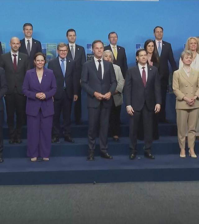 NATO-Außenminister posieren für ein Gruppenfoto