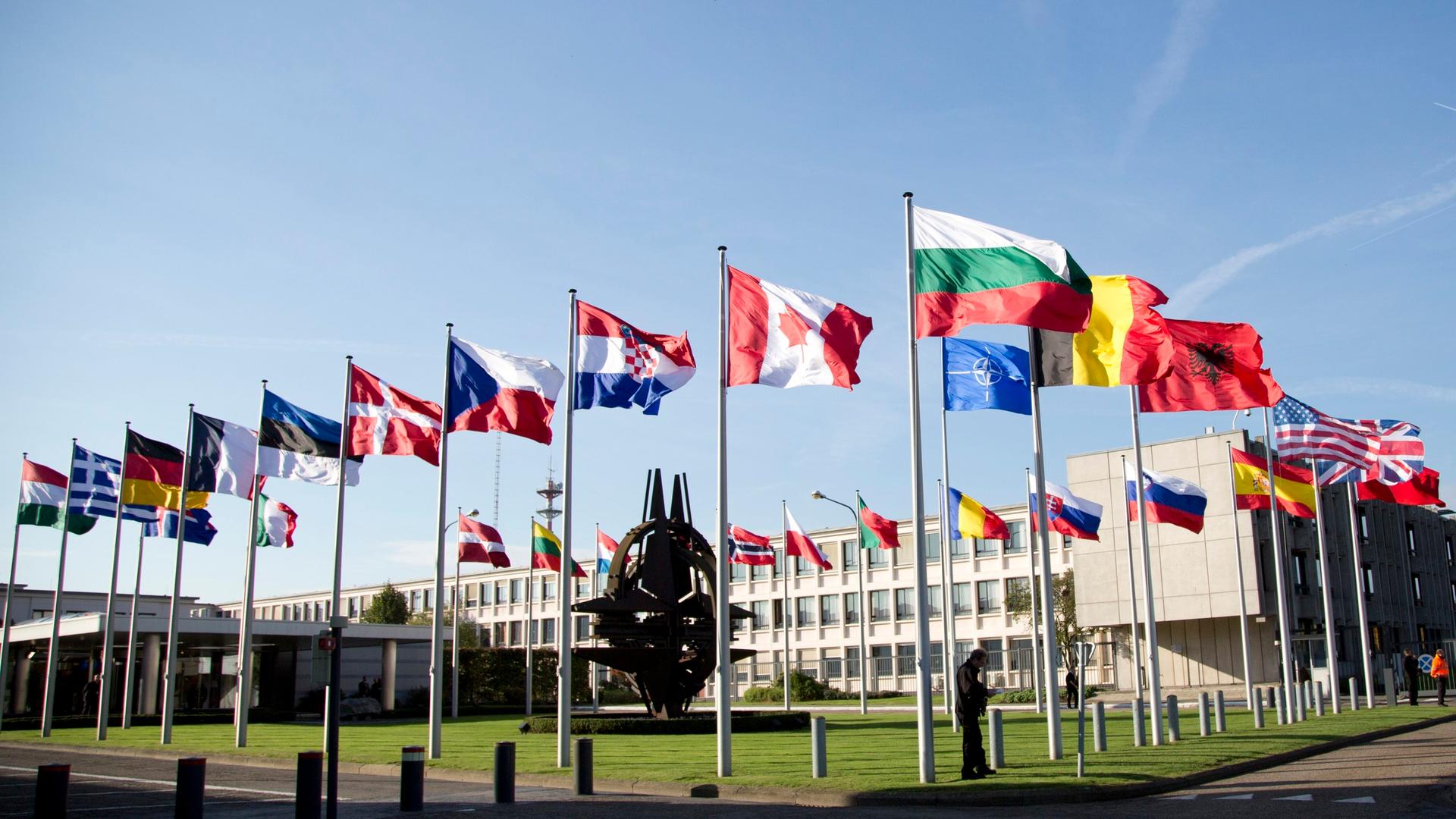 Die Nationalflaggen der NATO-Mitgliedsstaaten wehen vor dem Hauptsitz der Organisation in Brüssel.