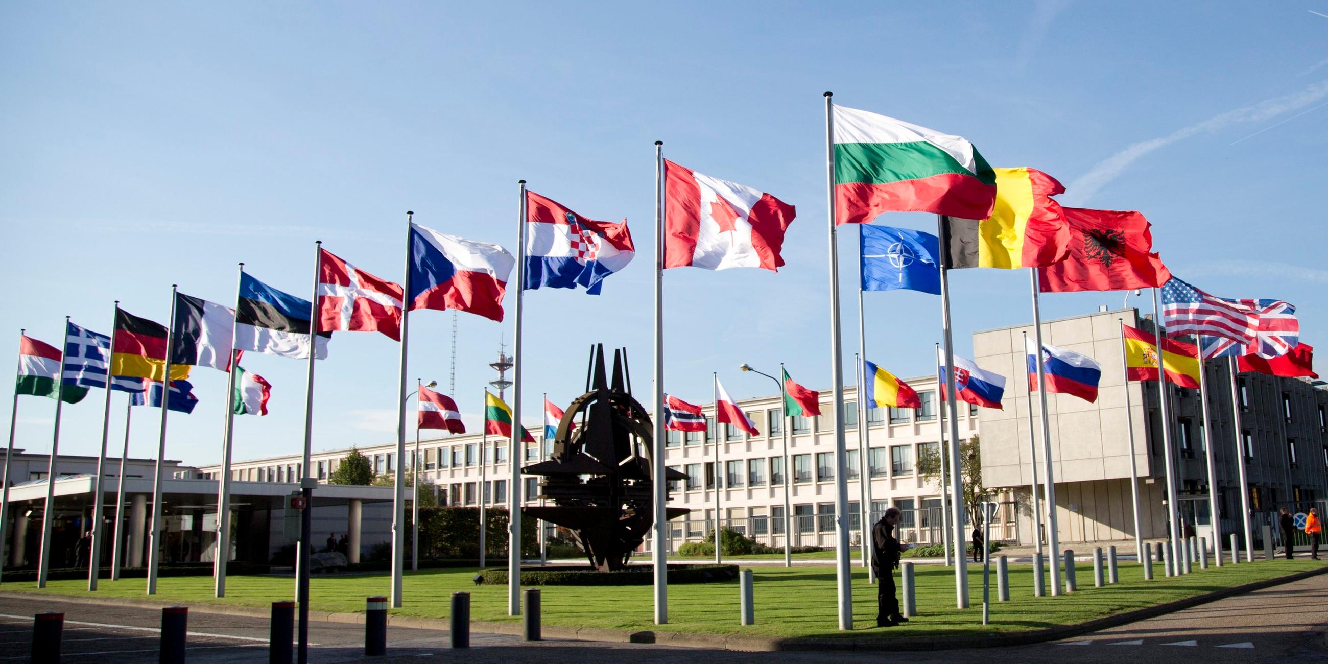 Die Nationalflaggen der NATO-Mitgliedsstaaten wehen vor dem Hauptsitz der Organisation in Brüssel.