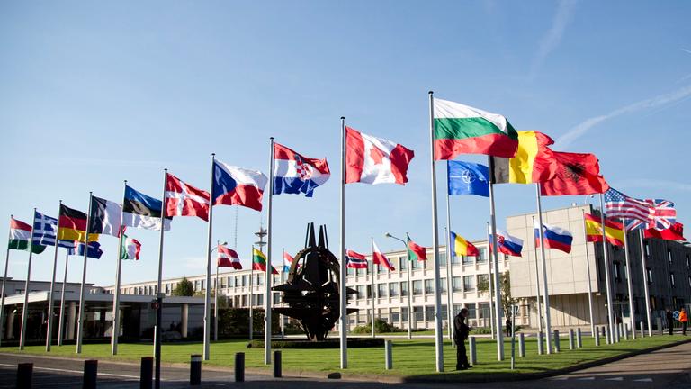 Die Nationalflaggen der NATO-Mitgliedsstaaten wehen vor dem Hauptsitz der Organisation in Brüssel.