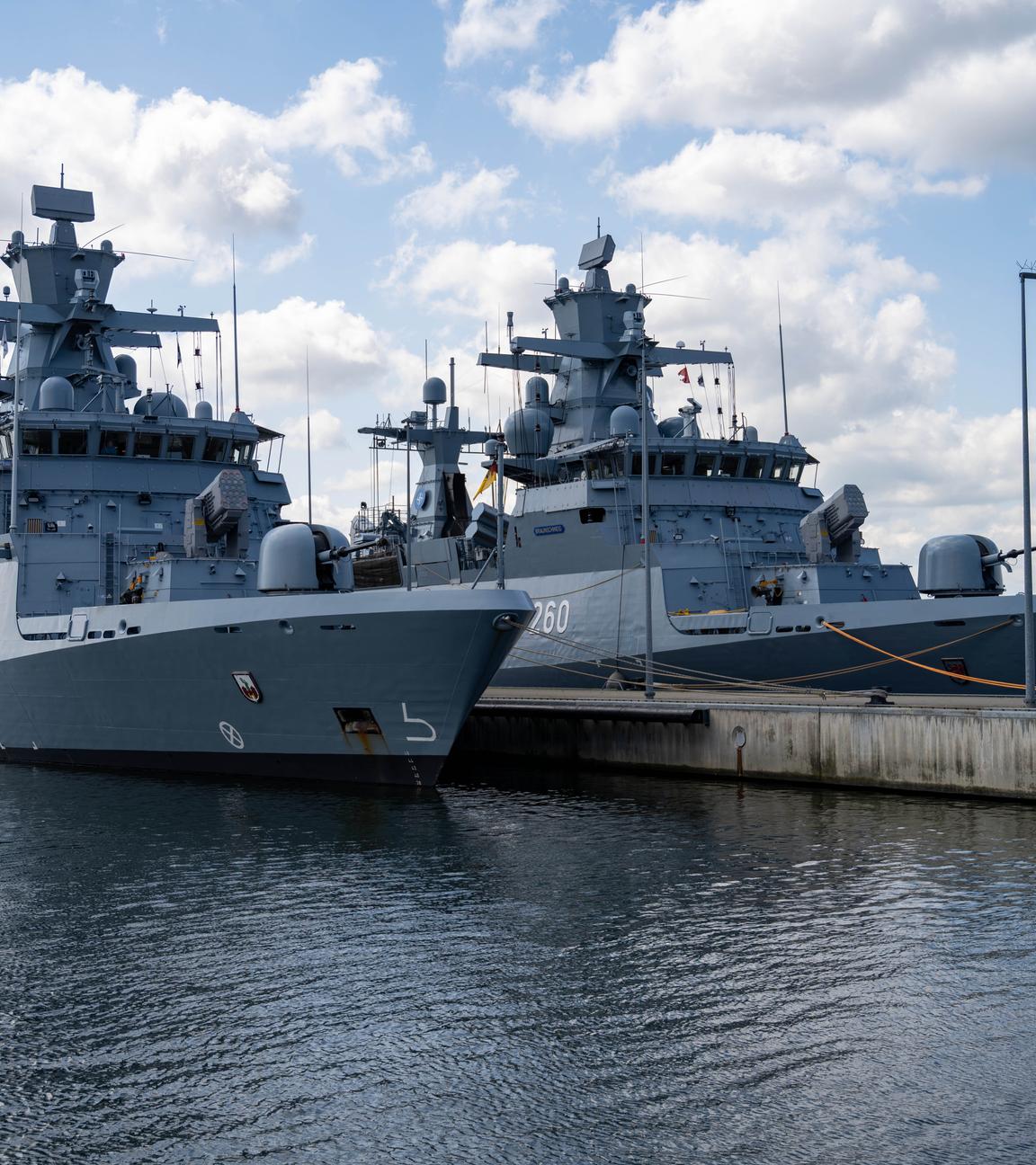 Die Korvetten "Magdeburg" (l-r) und "Braunschweig" liegen am Kai des Marinestützpunktes Hohe Düne in Warnemünde startklar zum Großmanöver Baltops in der Ostsee.