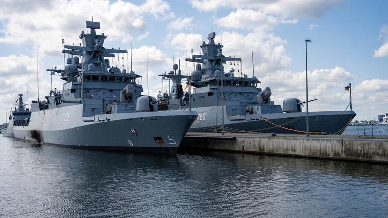 Die Korvetten "Magdeburg" (l-r) und "Braunschweig" liegen am Kai des Marinestützpunktes Hohe Düne in Warnemünde startklar zum Großmanöver Baltops in der Ostsee.