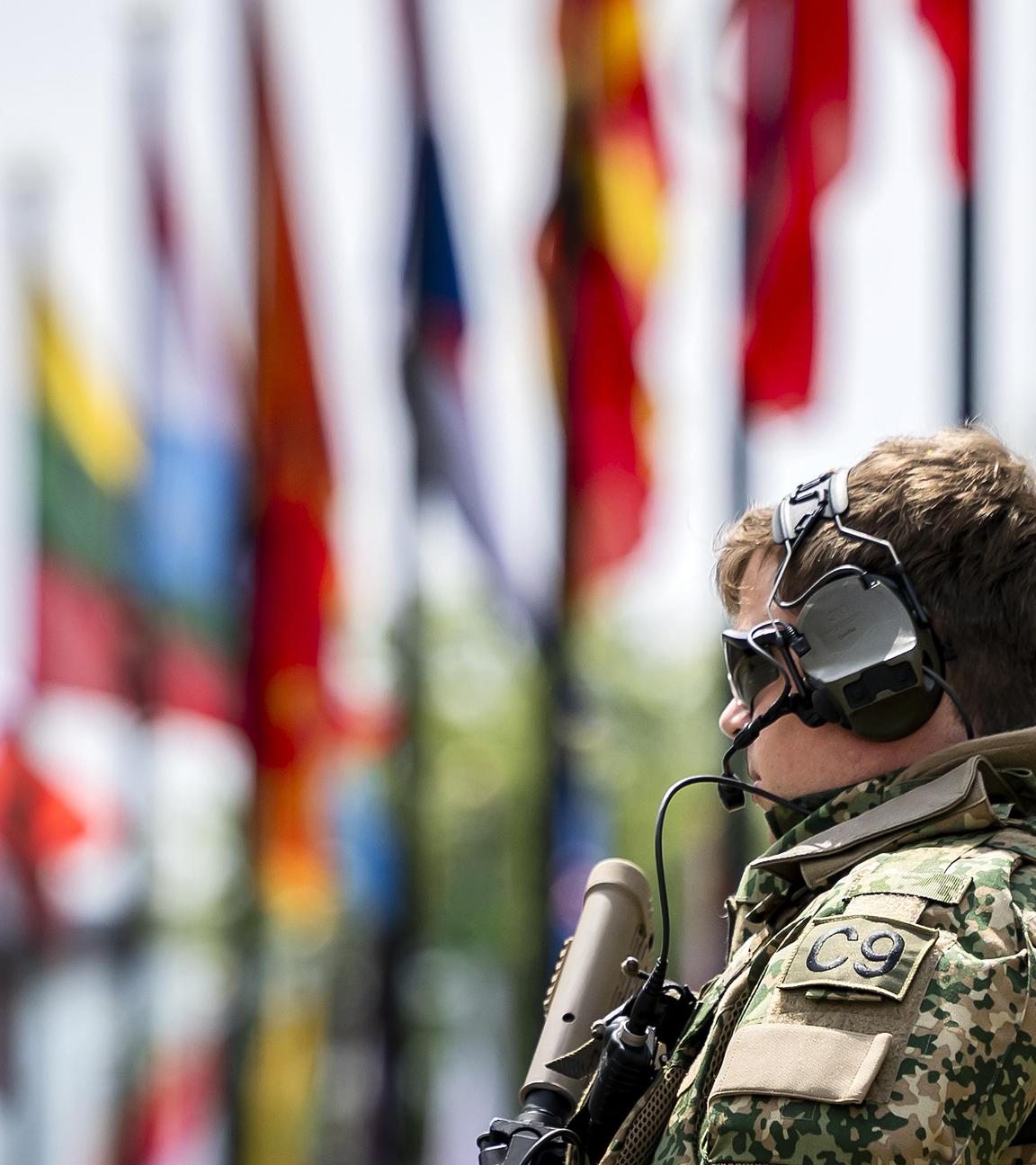 Ein bewaffnetes Sicherheitspersonal steht am 22.06.2025 im World Forum, dem Veranstaltungsort des NATO-Gipfels, in Den Haag, Niederlande, Wache.