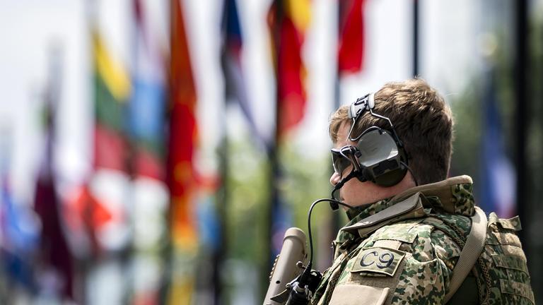 Ein bewaffnetes Sicherheitspersonal steht am 22.06.2025 im World Forum, dem Veranstaltungsort des NATO-Gipfels, in Den Haag, Niederlande, Wache.